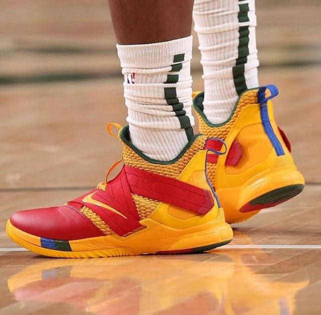 杨瀚森生涯首次首发可圈可点（杨瀚森职业生涯首次先发表现不俗）