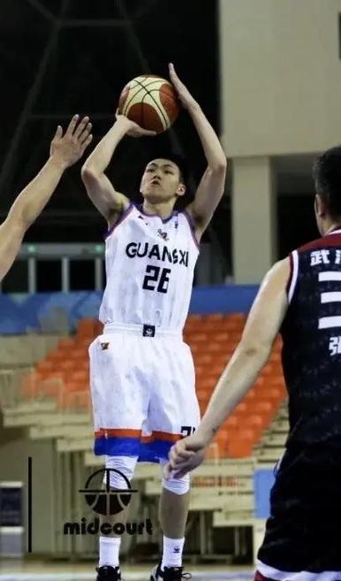 图片报：葡体主席曾在部队服役，成葡体高层前是葡体的队医（图片报：葡体主席有军旅背景，升任高层前曾担任球队队医）