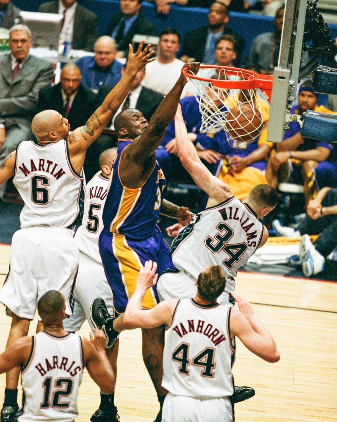 公牛和步行者首节0罚球&1犯规，而第二节共计11次罚球&11次犯规（公牛与步行者首节零罚仅1犯，次节合计11罚11犯）